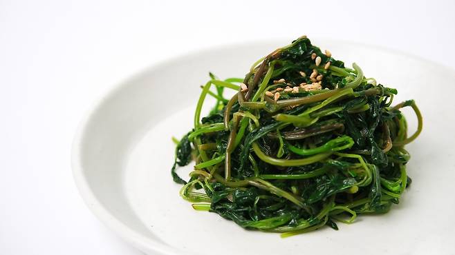 시금치는 영양의 보고라 불릴 만큼, 비타민 E를 포함한 다양한 영양소가 풍부하게 함유되어 있다 | 출처: 클립아트코리아