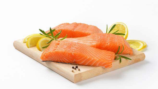 연어는 오메가-3뿐만 아니라 비타민 E, C도 함유하고 있어 면역력 강화에 도움을 준다 | 출처: 클립아트코리아