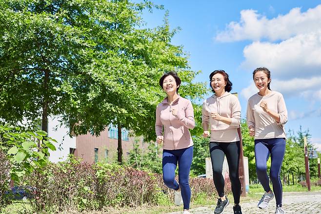 걷기에 맞는 운동화를 신고 빠르고 힘차게 걸으면 체중 감량 효과가 높다.  사진= 게티이미지뱅크
