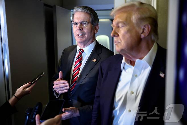 지난해 10월 27일(현지시간) 말레이시아에서 일본으로 향하는 에어포스원(미 대통령 전용기)에서 도널드 트럼프 미국 대통령과 스콧 베선트 재무장관이 한미 간 관세 후속 협상 진행상황에 대해 밝히고 있다. 2025.10.27. ⓒ 로이터=뉴스1 ⓒ News1 류정민 특파원