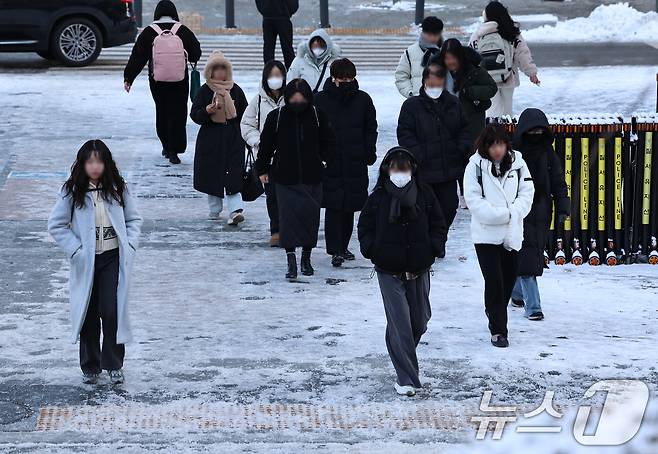 서울 청계광장 일대에서 시민들이 출근길 발걸음을 옮기고 있다. 2025.12.5/뉴스1 ⓒ News1 구윤성 기자