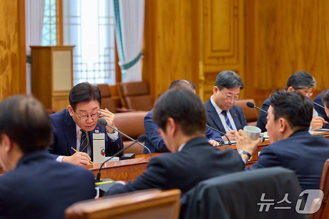 이재명 대통령이 사용하는 텀블러. 텀블러 겉면 그림은 정은혜 작가의 작품으로 알려졌다. (이재명 대통령 인스타그램 갈무리)