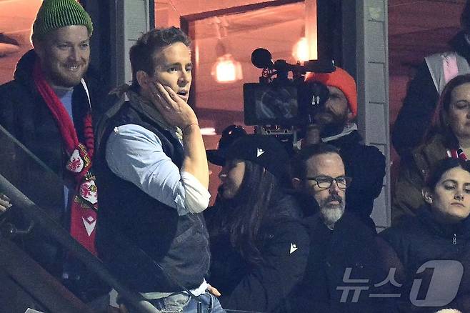 렉섬 구단주 라이언 레이놀즈가 10일(한국시간) 영국 렉섬에서 열린 2025-26 잉글랜드 FA컵 3라운드(64강) 렉섬-노팅엄 포레스트전을 관전하고 있다. ⓒ AFP=뉴스1