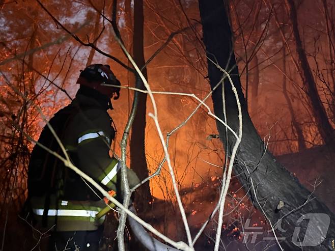 10일 오후 3시 14분쯤 경북 의성군 의성읍 비봉리의 한 야산에서 대형 산불이 발생해 소방 당국이 대응2단계를 발령하고 야간 진화에 나서고 있다. (경북소방안전본부 제공. 재판매 및 DB 금지) 2026.1.10/뉴스1 ⓒ News1 남승렬 기자