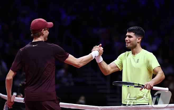 카를로스 알카라스가 10일 오후 인천 중구 인스파이어 아레나에서 열린 현대카드 슈퍼매치 14 얀니크 신네르와의 경기에서 승리한 뒤 함께 기뻐하고 있다. 2026.1.10/뉴스1 ⓒ News1 김민지 기자