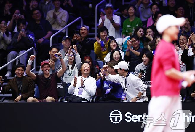 얀니크 신네르가 10일 오후 인천 중구 인스파이어 아레나에서 열린 '현대카드 슈퍼매치 14'에서 카를로스 알카라스와 경기 도중 관중석 어린이 팬에게 알카라스와 경기를 이어가게 한 뒤 아이가 득점하자 기뻐하고 있다. 2026.1.10/뉴스1 ⓒ News1 김민지 기자