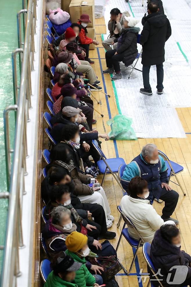 10일 오후 경북 의성군 의성읍 비봉리 한 야산에서 불이 나 인근 마을 주민들이 의성체육관으로 대피해 있다. 2026.1.10/뉴스1 ⓒ News1 공정식 기자
