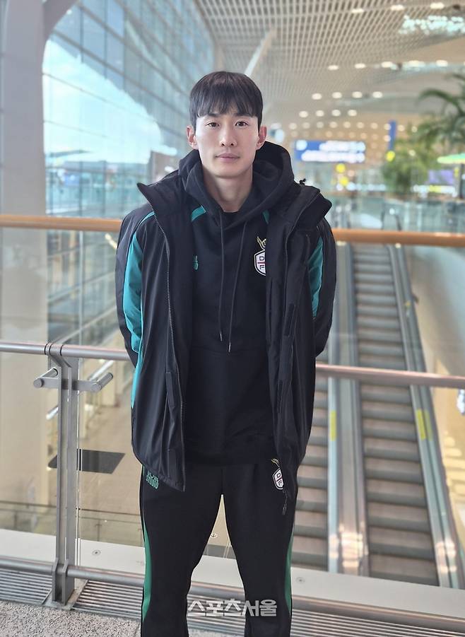 대전 김문환이 9일 출국에 앞서 포즈를 취하고 있다. 사진 | 인천공항=박준범기자