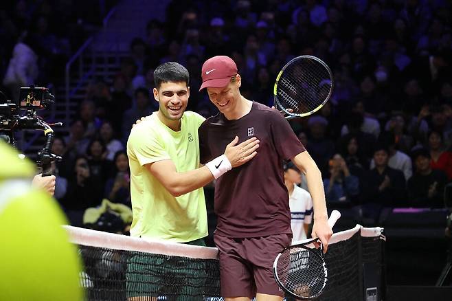 경기 종료 후 서로 격려하는 알카라스와 시너