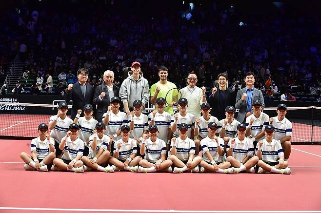 대회 관계자, 볼퍼슨과 기념 사진을 찍은 알카라스와 시너