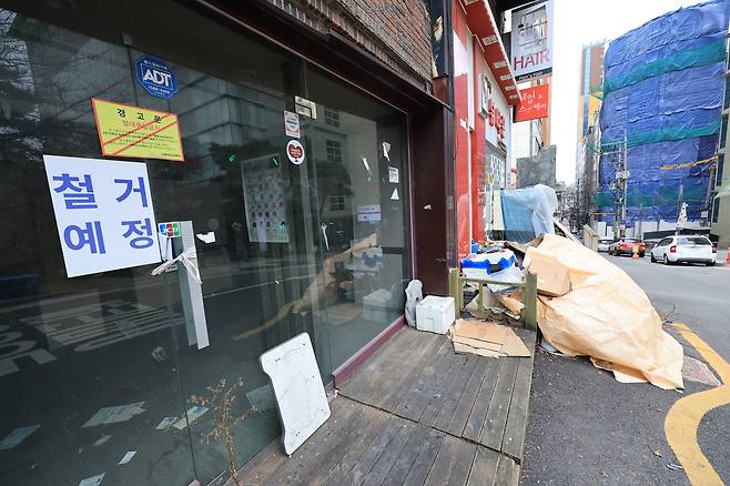 9일 서울 서대문구 신촌·이대 거리의 한 공실 상가에 철거예정이라고 쓴 안내문이 붙어있다./남강호 기자