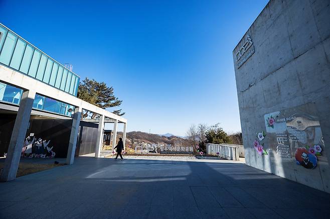 용마봉에서 망우산 방향으로 하산하면 ‘망우역사문화공원’이 기다린다. 2022년 복합 문화 공간 '중랑망우공간' 개관 후 214만명이 다녀가며 서울둘레길의 명소로 자리 잡았다. / 양수열 영상미디어 기자