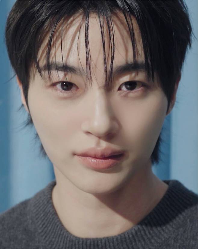 변우석의 등장만으로도 이슈를 일으킨 ‘프라다 리빌 메쉬 쿠션 블루 에디션’ 티저 이미지. 프라다 뷰티.