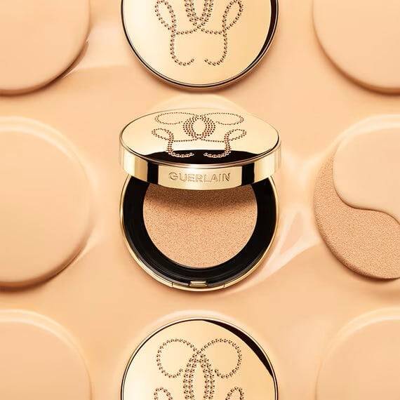 겔랑의 신상 쿠션 '빠뤼르 골드 메쉬 쿠션’은 24K 골드와 블랙 비 허니, 화이트 작약 추출물 등으로 안색을 화사하게 표현해준다. 겔랑.