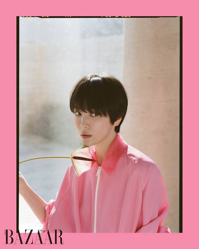 대담한 숏컷으로 화제가 된, 송혜교의 겔랑 '빠뤼르 골드 메쉬 쿠션’ 뷰티 화보. 겔랑.