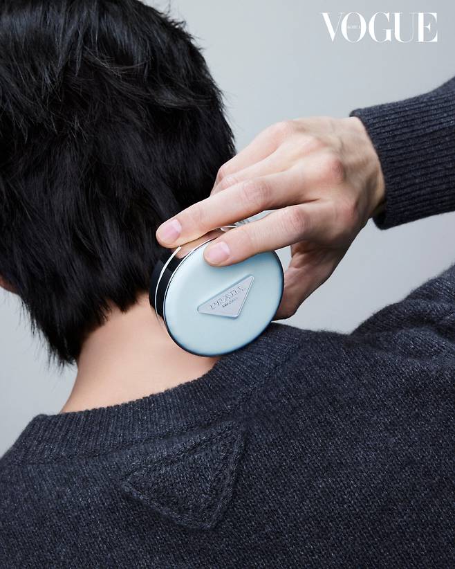 프라다의 시그니처 블루를 입은 리미티드 에디션 쿠션 케이스는 그 자체로 세련된 패션 액세서리가 된다. 프라다 뷰티.