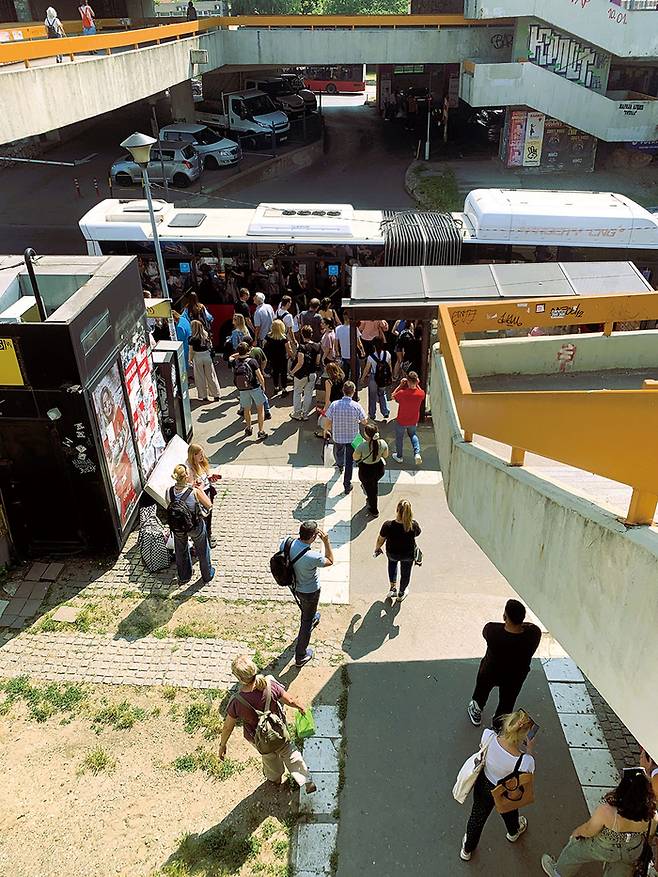 대다수의  버스정류장은 항상 승객들로 북적이는 모습이다.