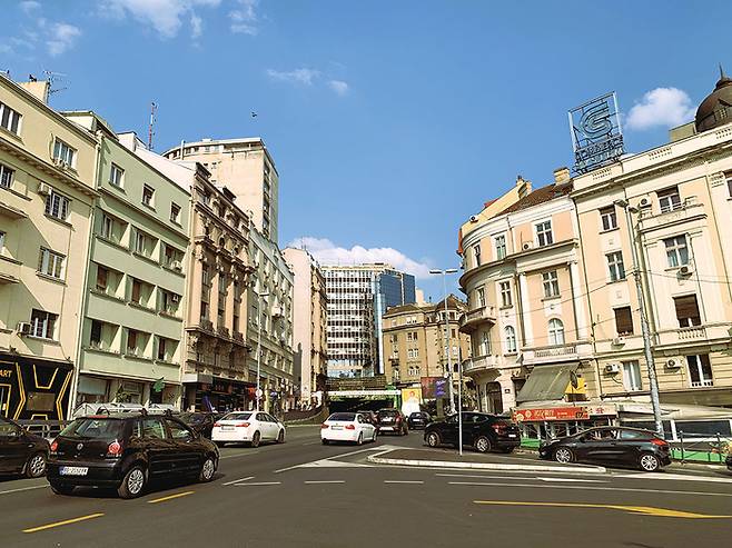 베오그라드 시내는 차량 밀도가 높아 교통 체증이 심각하다.