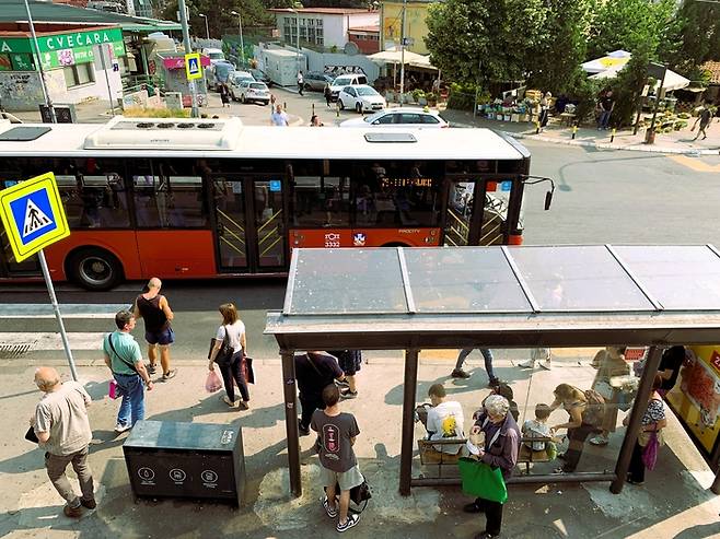 대다수의 버스정류장은 항상 승객들로 북적이는 모습이다.