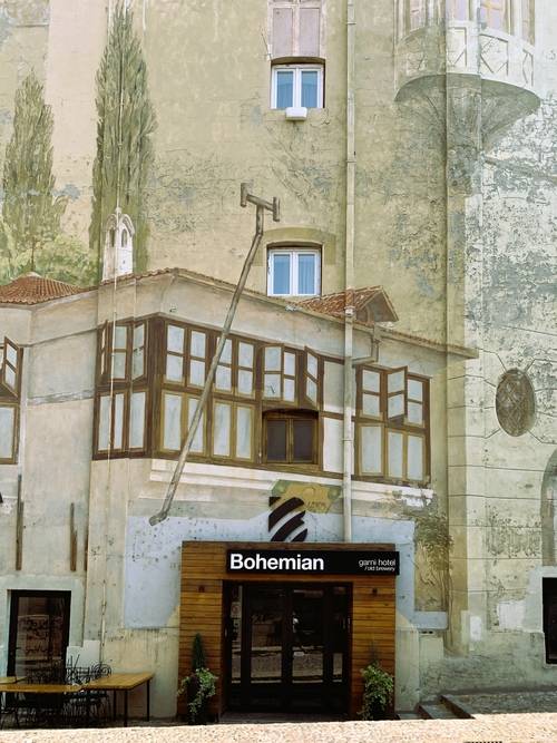 보헤미안 감성이 묻어나는 스카달리야 거리 벽면 예술 작품