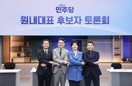 민주당 원내대표 보궐선거에 나선 한병도(왼쪽부터)·진성준·백혜련·박정 후보가 8일 서울 JTBC에서 열린 원내대표 후보자 토론회에 앞서 기념 촬영하고 있다. 연합뉴스