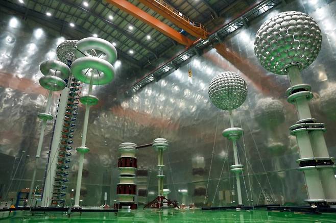 한국전기연구원 창원 본원에 구축되어 2024년 4월 26일 준공식을 가진 'HVDC(초고압 직류송전) 시험동' 내부 시험인프라 장비. 뉴시스