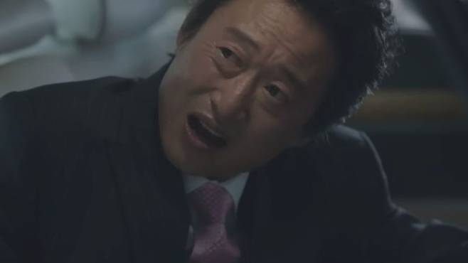 중년들에게 가장 무서운 연중행사가 '건강검진'이다. 50대 사망 원인도 사고사가 아닌 병사, 그것도 암이다. 가장 확실한 노후 재테크는 '건강'이라는 말이 있다. 당장 오늘부터라도 운동과 식단관리를 시작할 때다. 사진은 드라마 '서울 자가에 대기업 다니는 김부장'에서 건강에 이상이 생긴 백상무가 가슴을 움켜잡고 있는 장면. /JTBC 방송화면 캡처