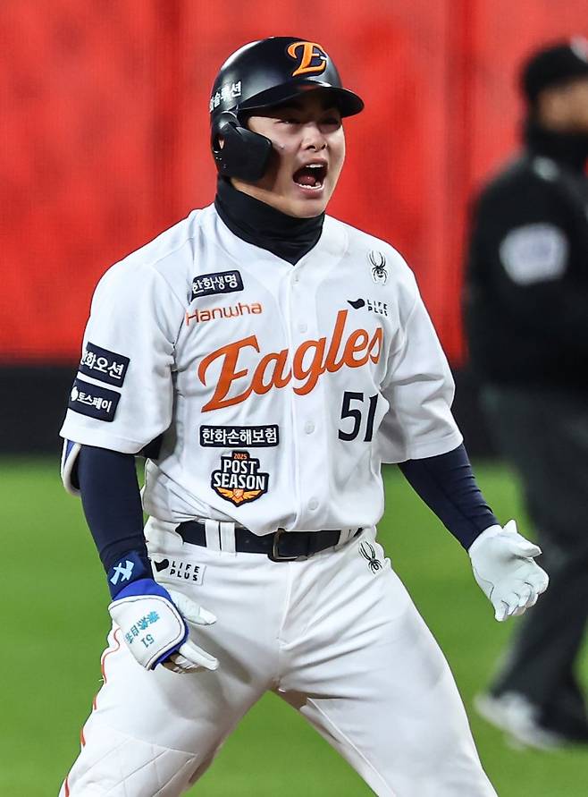 2025 신한 SOL뱅크 KBO 포스트시즌 한국시리즈 4차전 LG 트윈스와 한화 이글스의 경기, 한화 선수들이 7회말 2사 2,3루 상황에서 한화 문현빈이 2타점 적시타를 치자 기뻐하고 있다.뉴스1