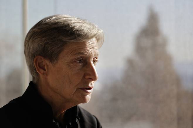 주디스 버틀러 UC버클리대학 교수가 2024년 12월4일 오전 서울 용산구 한 호텔에서 ‘한겨레21’과 인터뷰하고 있다. 그는 윤석열이 실린 ‘한겨레’를 보고 “오, 리어왕 같네요”라고 말하며 “이 일로 권력을 잃을 수도 있을 것 같다”라고 말했다. 김명진 기자 littleprince@hani.co.kr