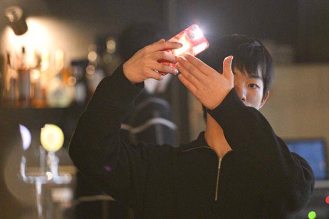 같은 날 관계자가 시간이 다 됐다는 뜻으로 휴대폰 조명을 흔들고 있다. 정해진 시간이 다 되면 관계자가 코미디언에게 불빛을 흔들어 신호를 준다. 최주연 기자