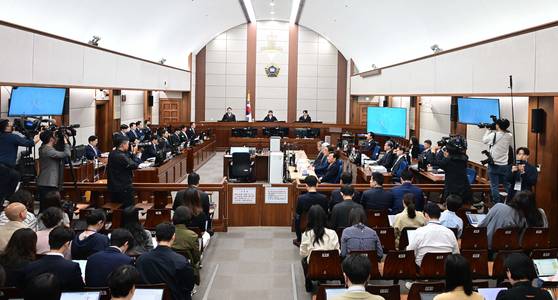 12·3 비상계엄을 선포해 내란 우두머리 혐의로 재판에 넘겨진 윤석열 전 대통령이 지난해 4월 21일 서울중앙지법 417호 법정에 앉아 재판 시작을 기다리고 있다. 뉴스1