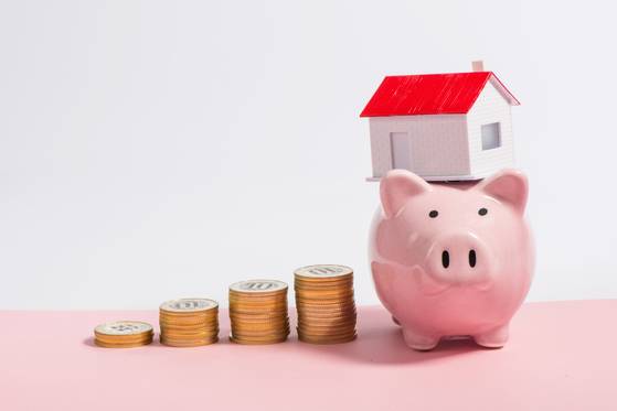 최근 시중은행은 건강 관리와 이자 혜택을 결합한 정기적금을 선보이고 있다. 중앙포토.