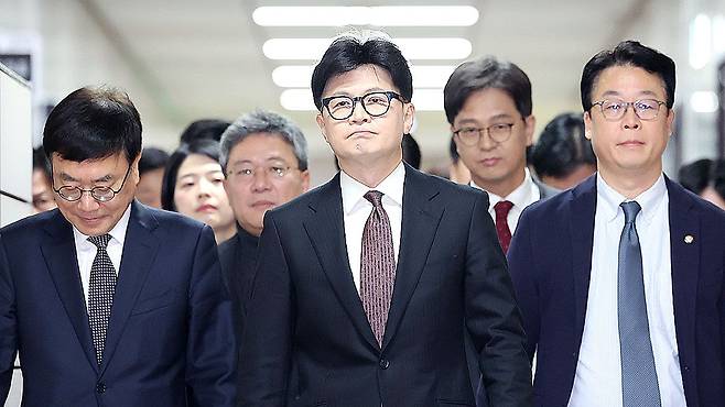2024년 12월 한동훈 당시 대표가 당대표 사퇴 회견을 하기 위해 이동하는 모습. [연합뉴스]