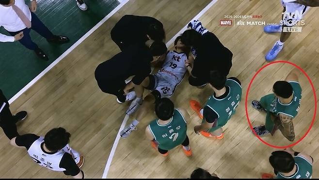 ▲조엘 카굴랑안(KT)이 쓰러진 순간, 이선 알바노(DB)는 바라보다 곁으로 다가가 기도했다.