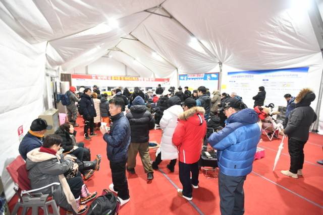 ▲ 2026 얼음나라 화천산천어축제가 10일 화천읍과 화천천 일대에서 개막해 오는 2월 1일까지 23일간의 일정에 들어갔다. 사진은 새벽부터 개장을 기다리는 방문객들.