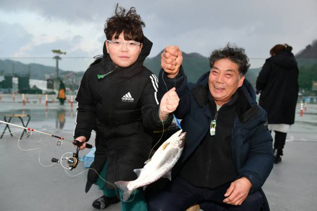 ▲ 2026 얼음나라 화천산천어축제가 10일 화천읍과 화천천 일대에서 개막해 오는 2월 1일까지 23일간의 일정에 들어갔다. 사진은 얼음낚시터 모습.