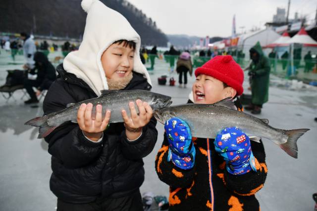 ▲ 2026 얼음나라 화천산천어축제가 10일 화천읍과 화천천 일대에서 개막해 오는 2월 1일까지 23일간의 일정에 들어갔다. 사진은 얼음낚시터 모습.