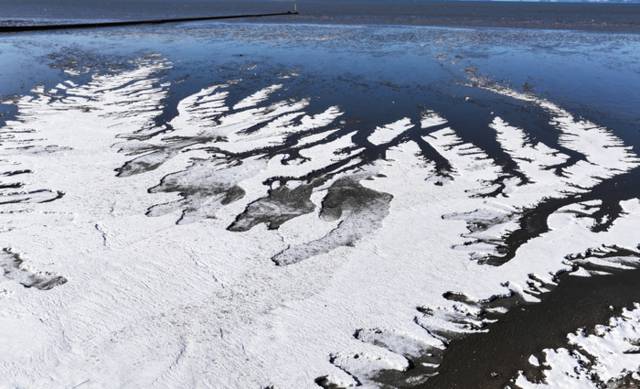 ▲ 매서운 추위가 찾아온 8일 경기도 화성시 우정읍 갯벌이 얼어있다. 2026.1.8 연합뉴스