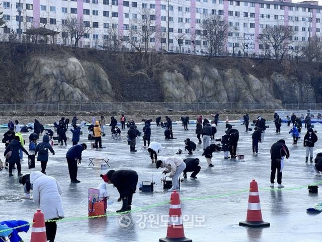 ▲ 제14회 홍천강 꽁꽁축제 방문객들이 10일 오후 얼음 낚시터에서 송어 낚시를 즐기고 있다. 박지윤 기자
