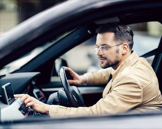 한 운전자가 시바.AI의 V(차량)-커머스 솔루션을 활용해 자동차 안에서 주유·주차 요금을 결제하고 있다.  /시바.AI 제공