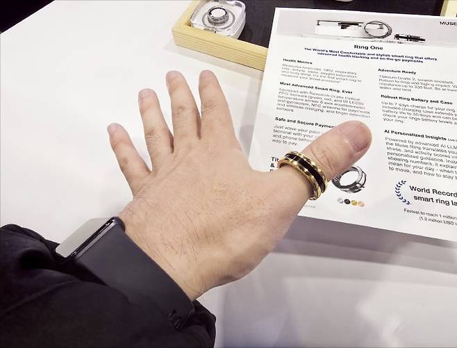 8일(현지시간) ‘CES 2026’에서 한 관람객이 인도 스타트업 뮤즈웨어러블의 스마트 링을 끼고 스마트 결제를 체험하고 있다.  /라스베이거스=강해령 기자
