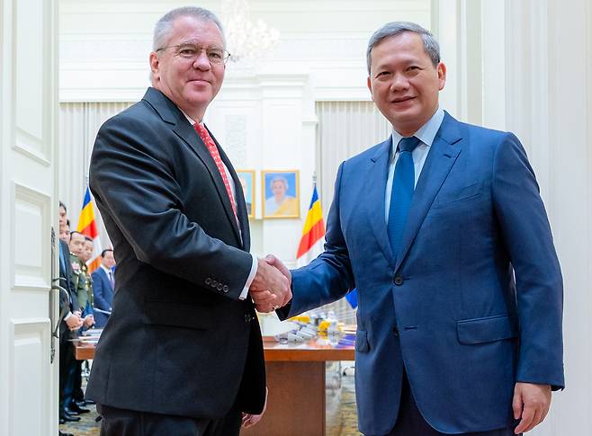 마이클 디솜브리 미국 국무부 동아시아·태평양 차관보가 10일(현지시간) 캄보디아 프놈펜에서 훈 마넷 캄보디아 총리와 악수하고 있다. AKP 연합뉴스