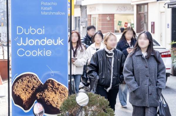 9일 부산 부산진구 전포 카페거리 한 카페 앞에 두바이쫀득쿠키(두쫀쿠) 입간판이 세워져 있다.  이원준 기자