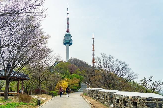 Namsan Park, surrounding Namsan Tower in central Seoul, is a major tourist destination and national landmark. It ranked fifth in online mentions but first in positive mentions. (Seoul City)