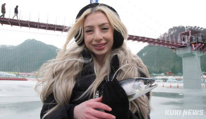 10일 오후 강원 화천군 화천천 일대에서 열리는 화천산천어축제를 찾은 외국인 관광객이 얼음낚시를 체험하고 있다.