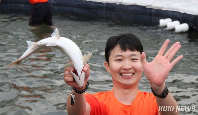 10일 오후 강원 화천군 화천천 일대에서 열리는 화천산천어축제를 찾은 관광객들이 산천어맨손잡기를 체험하며 즐거운 시간을 보내고 있다.
