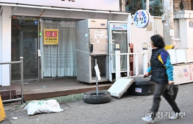 9일 인천 부평구 십정동 동암역 도심 공공주택 복합사업 대상지역 일대가 사업 지연으로 노후화 하는 등 공동화 현상이 벌어지고 있다. 조병석기자