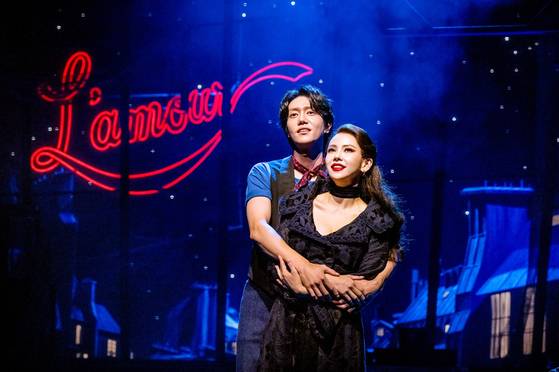 뮤지컬 ‘물랑루즈!’의 한 장면. 사틴과 크리스티안이 함께 사랑을 고백하며 행복한 앞날을 꿈꾸고 있다. [CJ ENM]