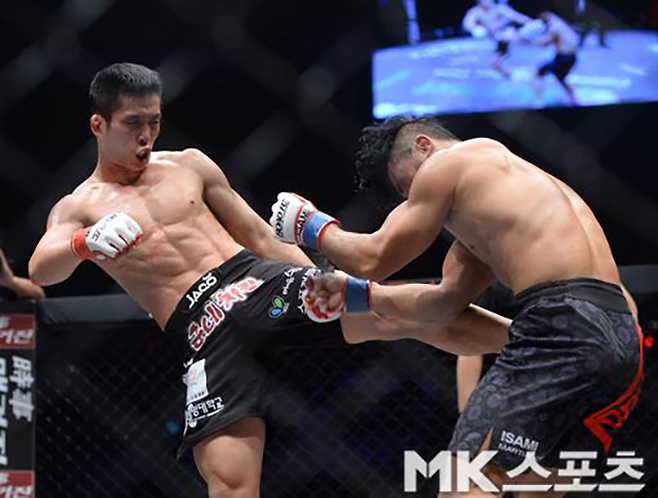 홍영기가 2015년 10월 서울특별시 중구 장충체육관 로드FC 26에서 발로 차고 있다. 상명대학교 태권도부 소속으로 2003년 제22회 대구 하계유니버시아드 국가대표 2차 선발전 및 2005년 제86회 전국체육대회 동메달을 획득했다. 사진=MK스포츠DB