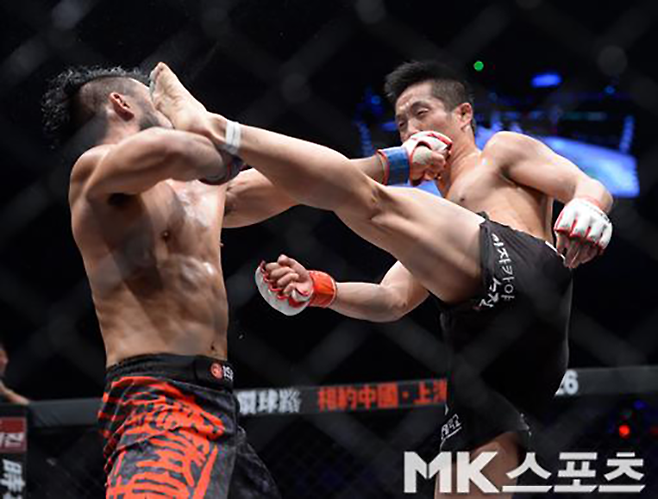 홍영기가 2015년 10월 서울특별시 중구 장충체육관 로드FC 26에서 발로 차고 있다. 상명대학교 태권도부 소속으로 2003년 제22회 대구 하계유니버시아드 국가대표 2차 선발전 및 2005년 제86회 전국체육대회 동메달을 획득했다. 사진=MK스포츠DB